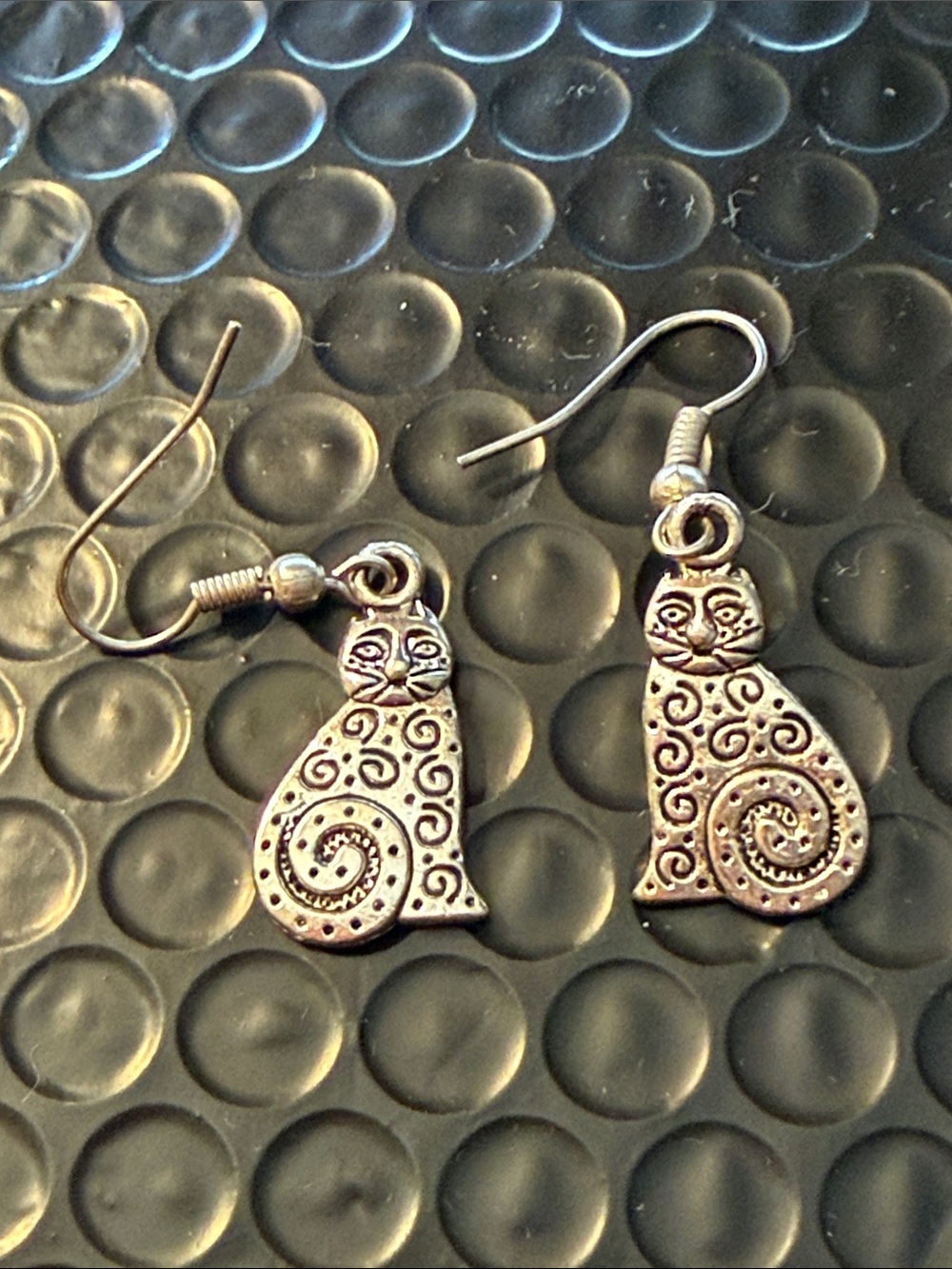 Silver Tone Cat’s Dangling Spirals Design Pierce Earrings